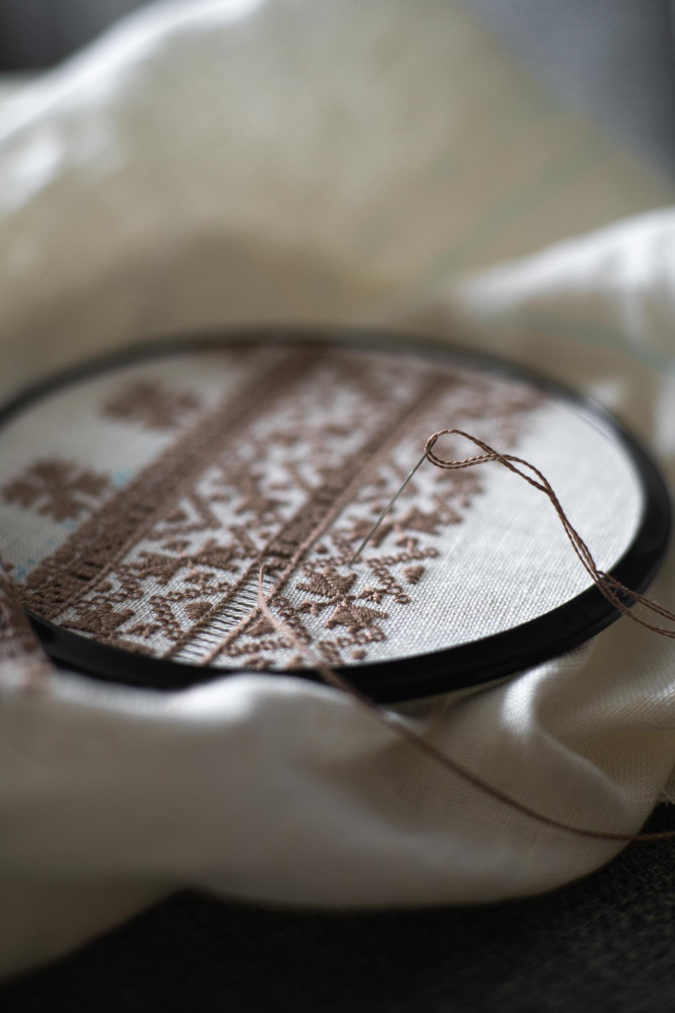 Detaliu broderie tradițională pe pânză naturală